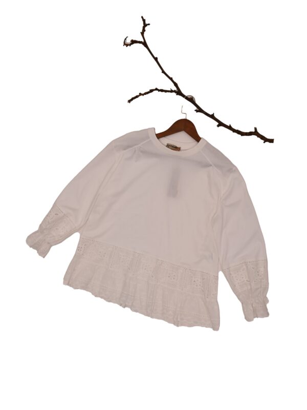 Дамска блуза с фина бродерия